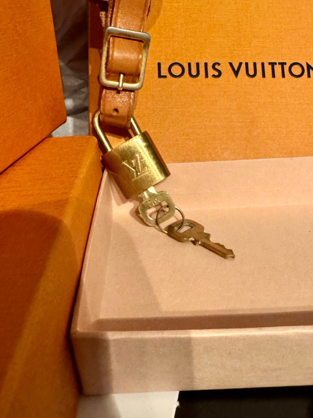 Authentic Louis Vuitton Vachetta Luggage Tag Lock 2 Keys 312 & Box Set - Picture 7 of 10